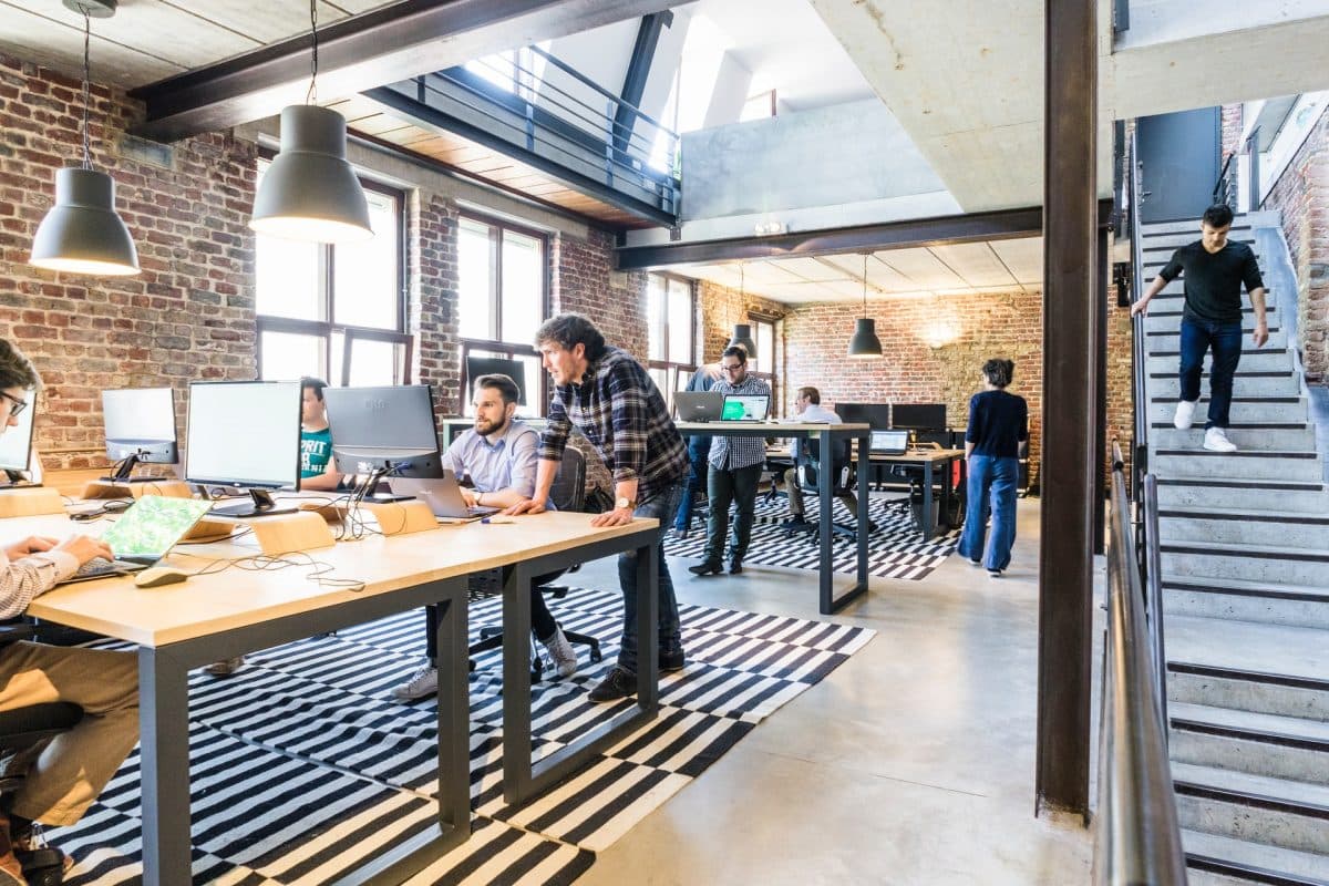 Espacio de trabajo moderno que ilustra la misión y el espíritu colaborativo de TheHomeCeramics.